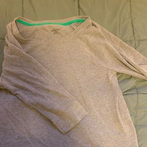 LONG SLEEVES GRAY TOP.